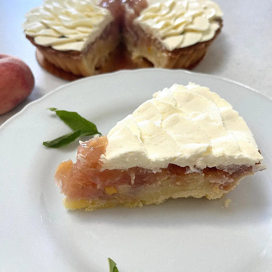 découpe de la tarte pêche verveine de ma box gourmande, tarte pour 6 à 8 personnes.