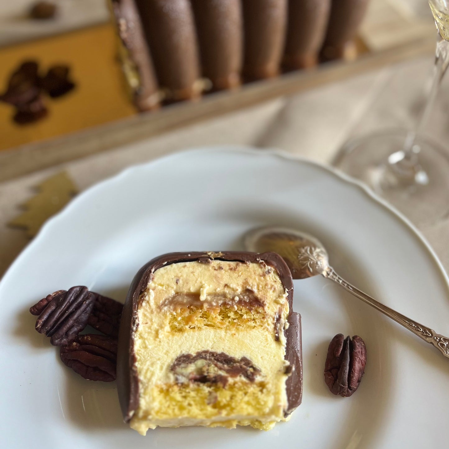 BÛCHE CHOCOLAT, VANILLE, CARAMEL ET NOIX DE PECAN (recette pour 8 personnes)