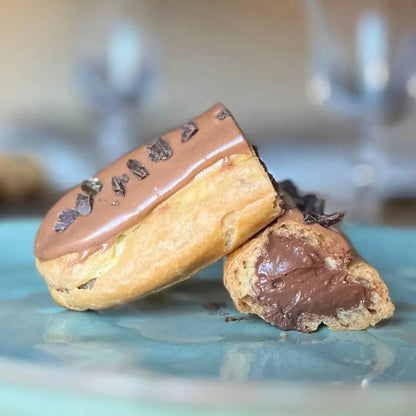 éclair au chocolat coupé en deux