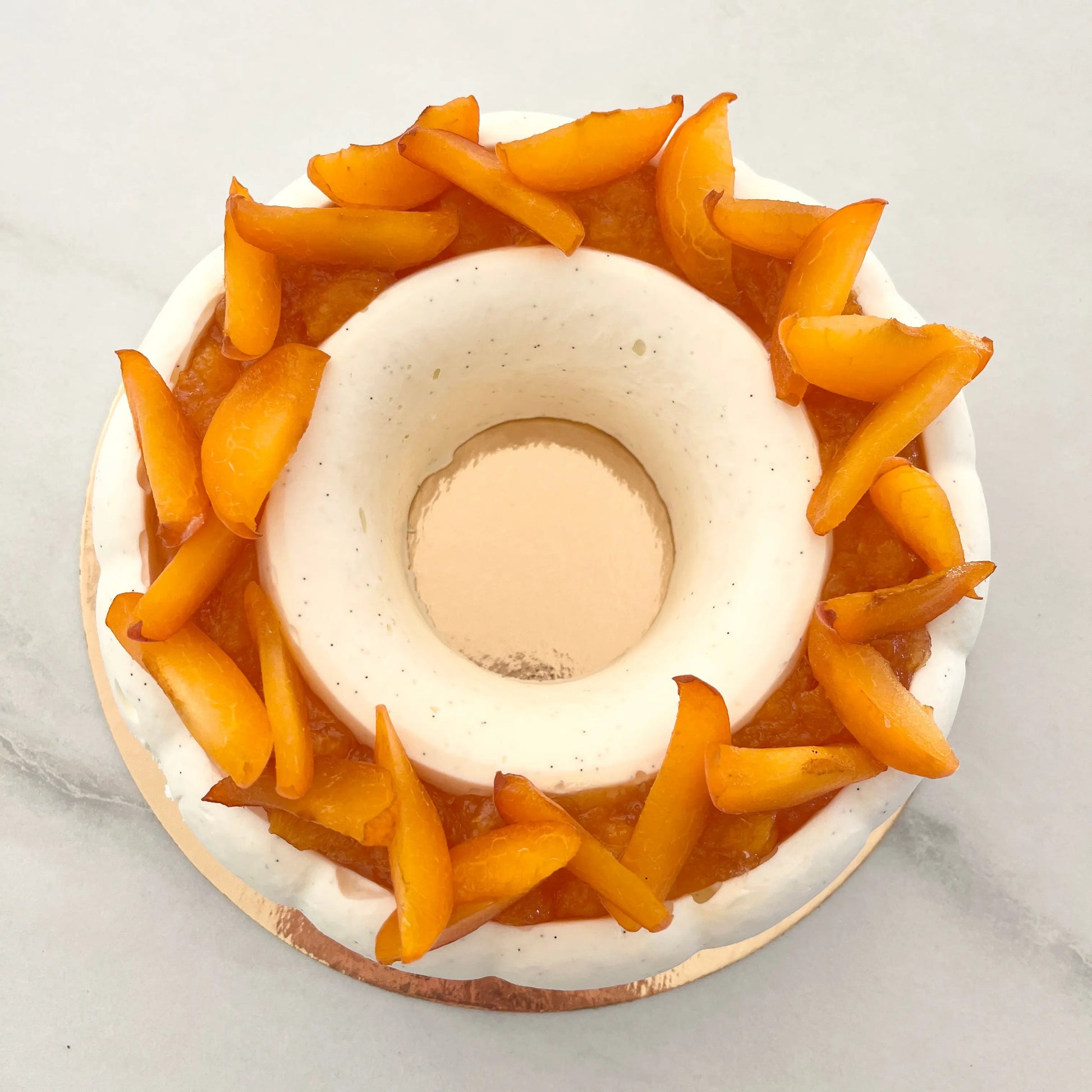 photo de l'entremets abricot et mousse vanille yaourt grec. 