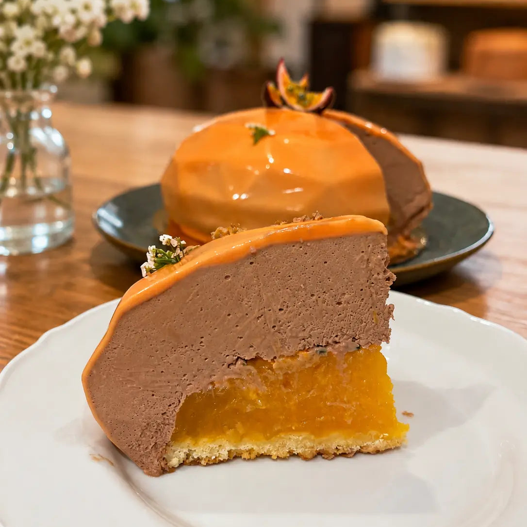 entremets mangue passion découpé. Mousse au chocolat et confit de fruits. 